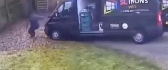 Muškarac ispred kombija