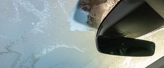 Zamrznuta stakla auta s unutarnje strane