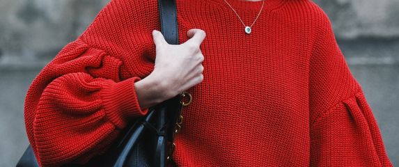 Crveni pulover odličan je dodatak prosinačkoj garderobi