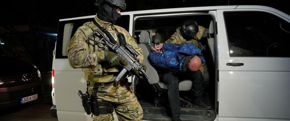 Privođenje osumnjičenog za ubojstvo policijskog načelnika