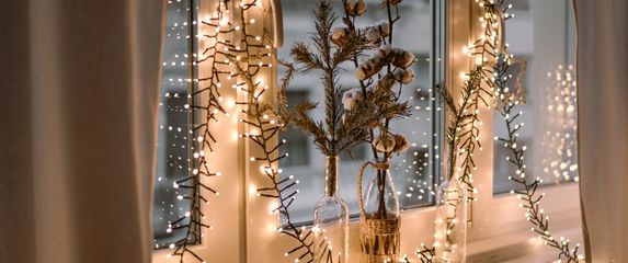 Božićne lampice mogu biti i na prozoru