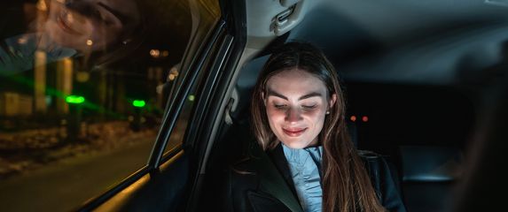 Žena koristi telefon u automobilu, ilustracija