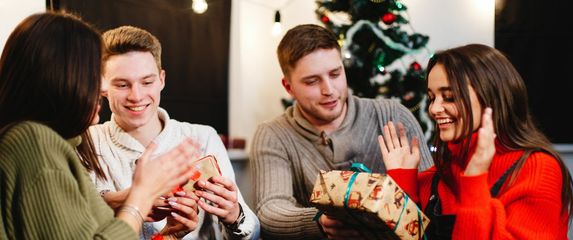 Božićni pokloni i poklanjanje