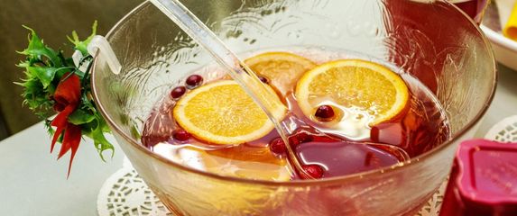 Božićni punč ima brojne varijacije, a obično se služi iz velike staklene zdjele