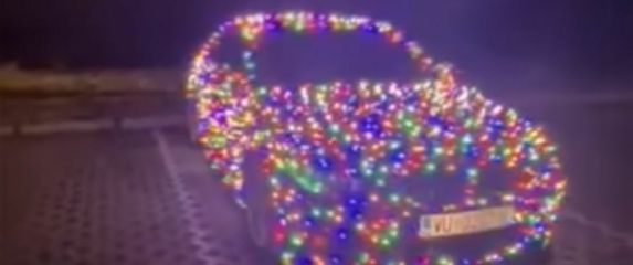 Automobil s lampicama