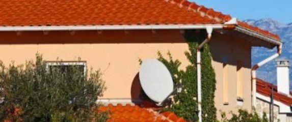 Kuća na Viru s neobičnim ukrasom na fasadi