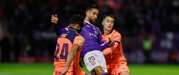 Borja Diaz u duelu s igračima Barcelone