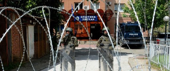 Vojnici ispred općinske zgrade u Zvečanu