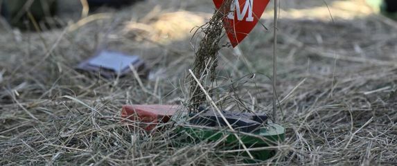 Znak za protupješačke mine na vojnoj vježbi