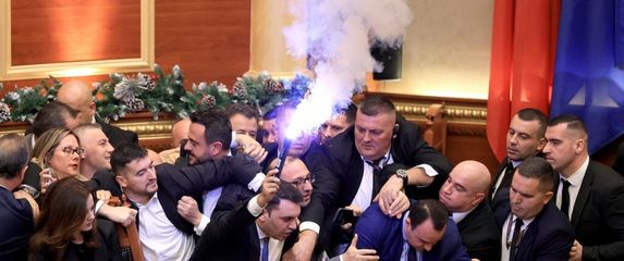 Tučnjava u albanskom parlamentu