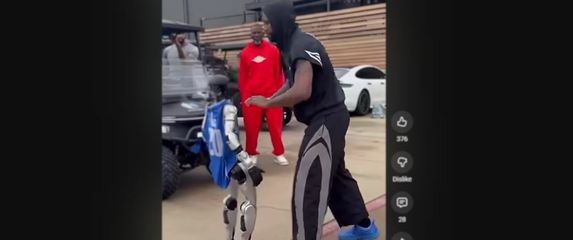 Kyrie Irving i robot