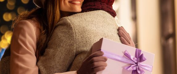 Prijateljice šopingholičarke najviše će se obradovati poklonu iz njihovih omiljenih trgovina