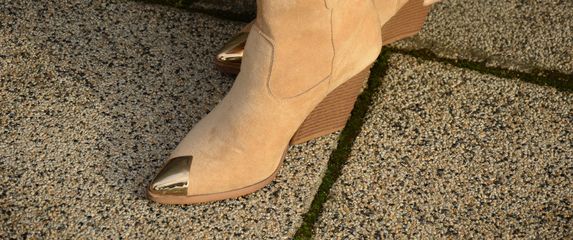 Žena u gležnjačama od brušene kože