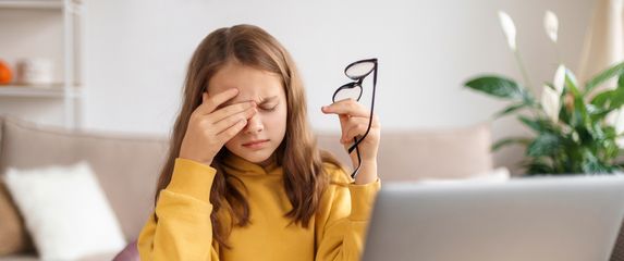 Dijete s naočalama, ilustracija