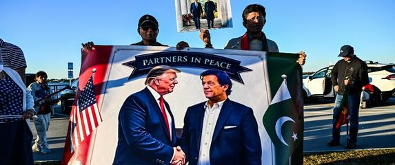 Prosvjedi podrške za Khana