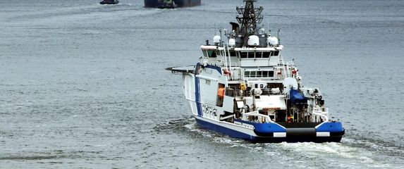 Obalna straža i ruski teretni brod, ilustracija