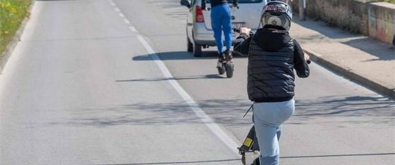 Električni romobil, ilustracija