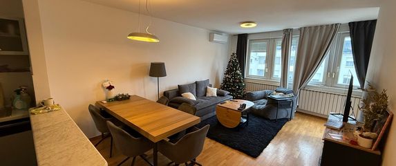 Četverosobni dvoetažni stan površine 135 m²