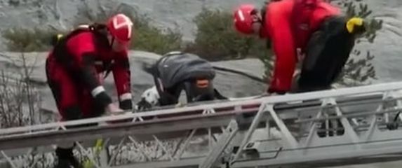 Pobješnjela rijeka poplavila obiteljski dom, spasioci uspjeli izvući bebu