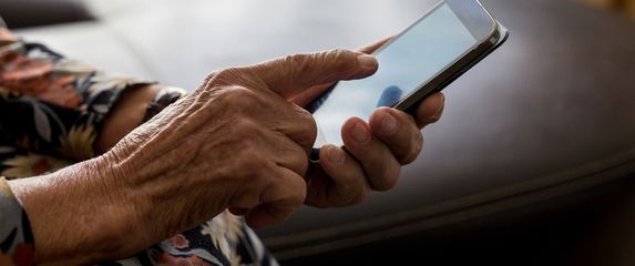 Ilustracija: stara žena