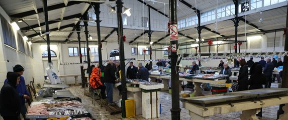 Ponuda u splitskoj ribarnici na Badnjak - 9