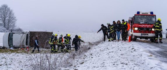 Vatrogasci izvukli osobu koja je teretnim vozilom sletjela s ceste