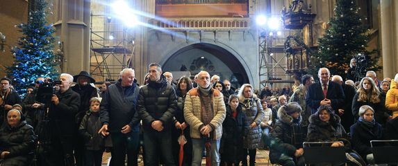 Polnoćku u Zagrebačkoj katedrali nakon pet godina obnove predvodio zagrebački nadbiskup Dražen Kutleša - 32