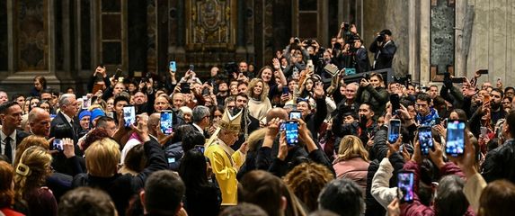 Papa Lav predvodio misu polnoćku