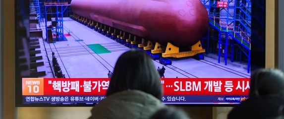 Kim Jong Un promatrao izgradnju podmornice i nadgledao lansiranje rakete