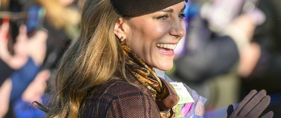 Princeza od Walesa na božićnoj misi u smeđoj boji od glave do pete - 4