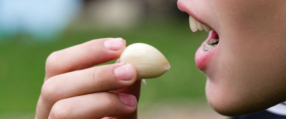 Djevojka jede češnjak