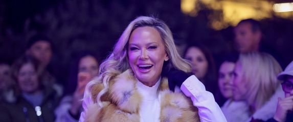 Maja Šuput u crvenim čizmama na koncertu u Zadru