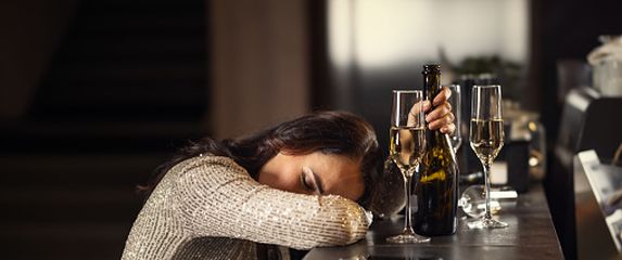 Žena u kafiću, ilustracija