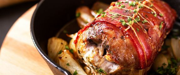 Punjeni svinjski file omotan slaninom