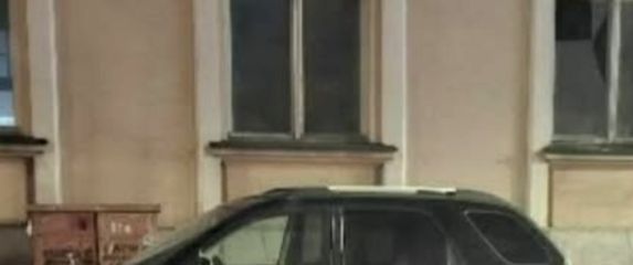 Uvreda napisana sprejem na automobilu