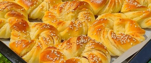 Peciva punjena sirom