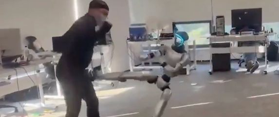 Robot udara muškarca