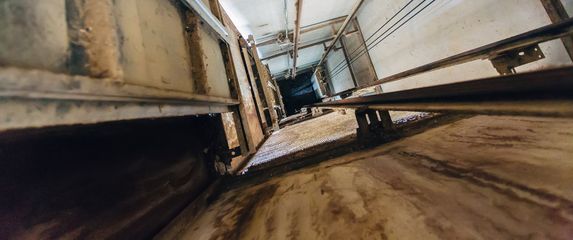 Napušteno okno lifta, ilustracija