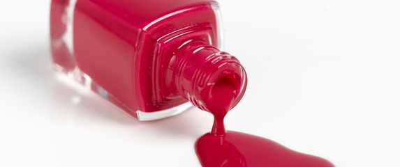 Crveni lak za nokte