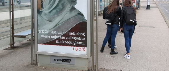 Istražujući u svome umjetničkom radu što znači biti stranac i žena u Zagrebu, Andreja Kulunčić okupila je ovih pet žena u radnu skupinu.