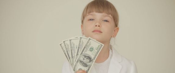 Djevojčica s novcem (Printscreen Informer)