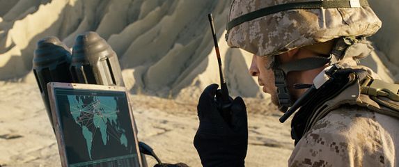 Vojnik na kompjuteru (Foto: Getty Images)