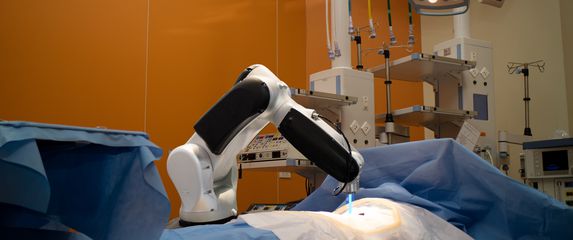 Robot u operacijskoj dvorani, ilustracija