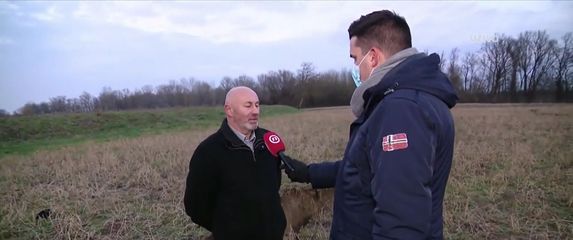 Stjepan Ivoš i Domagoj Mikić u polju s pukotinama u zemlji