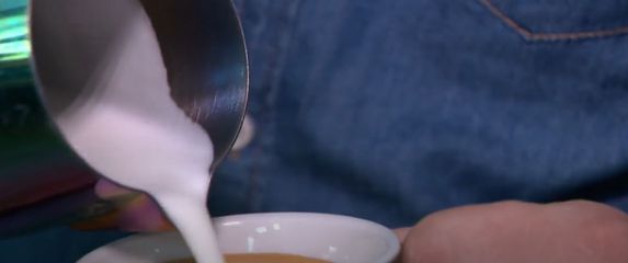 Ulijevanje mlijeka u kavu