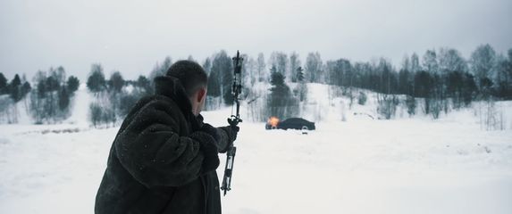 Rus ispaljuje strijelu u BMW M5