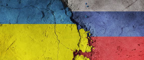 Pukotina u zidu između ukrajinske i ruske zastave