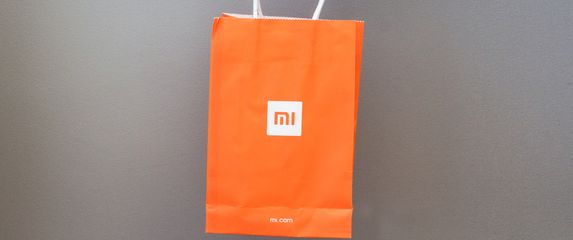 Xiaomi vrećica u ruci