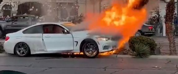 Auto u plamenu