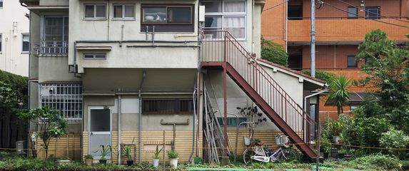 Ilustracija trošne stambene zgrade u Japanu